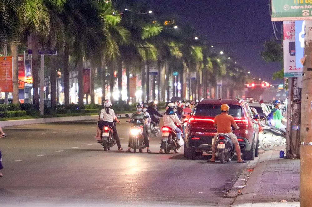 Tình trạng xe máy đi ngược chiều đoạn phía trước hẻm 51 trên đường 3-2 thường xuyên diễn ra, bất chấp nguy hiểm. Ảnh: CHÂU ANH cstt-can-tho-9.jpg