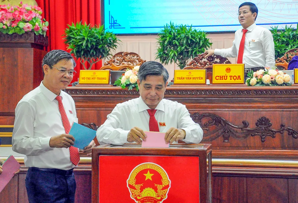 Kết quả lấy phiếu tín nhiệm, ông Đồng văn Thanh, Chủ tịch UBND tỉnh Hậu Giang đạt số phiếu tín nhiệm cao tuyệt đối 46/46. Ảnh: GIANG LAM hdnd-hau-giang.jpg