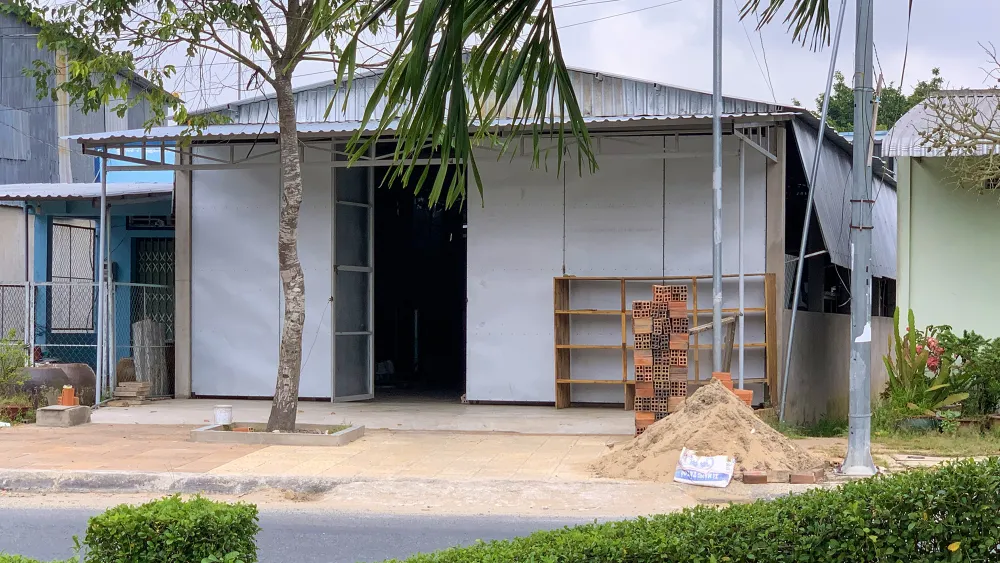 Tháng 5-2022, UBND thị xã Long Mỹ ra Quyết định phạt bà Trần Thị Thanh Trúc số tiền 8 triệu đồng, đồng thời yêu cầu khắc phục hậu quả là buộc khôi phục lại tình trạng ban đầu của đất trước khi vi phạm. Ảnh: CHÂU ANH xay-nha-tren-dat-nong-nghiep.jpg