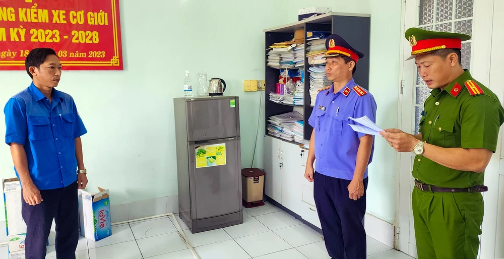 Cơ quan CSĐT Công an tỉnh Kiên Giang đã khởi tố, bắt tạm giam Đặng Phi Long, đăng kiểm viên của trung tâm đăng kiểm 68.01S. Ảnh: VĂN VŨ Bắt 1 đăng kiểm viên làm khống hồ sơ nghiệm thu xe cơ giới
