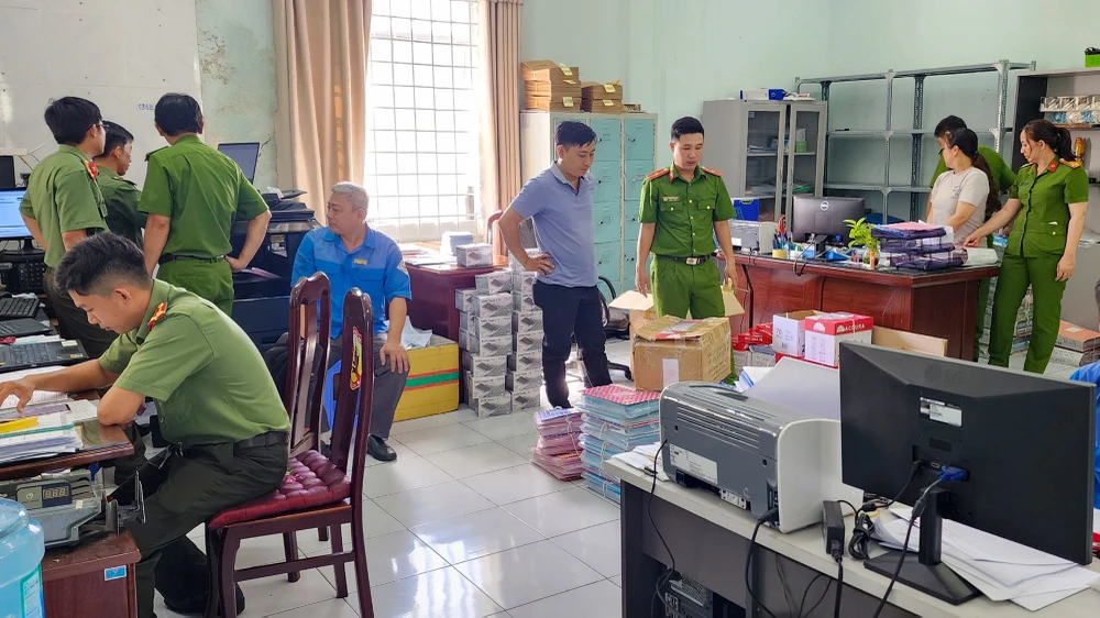 Khám xét nơi làm việc và nơi ở của các bị can, Cơ quan công an đã thu giữ nhiều đồ vật, tài liệu liên quan đến việc thực hiện hành vi phạm tội. Ảnh: VĂN VŨ kien-giang-bat-dang-kiem-4.jpg