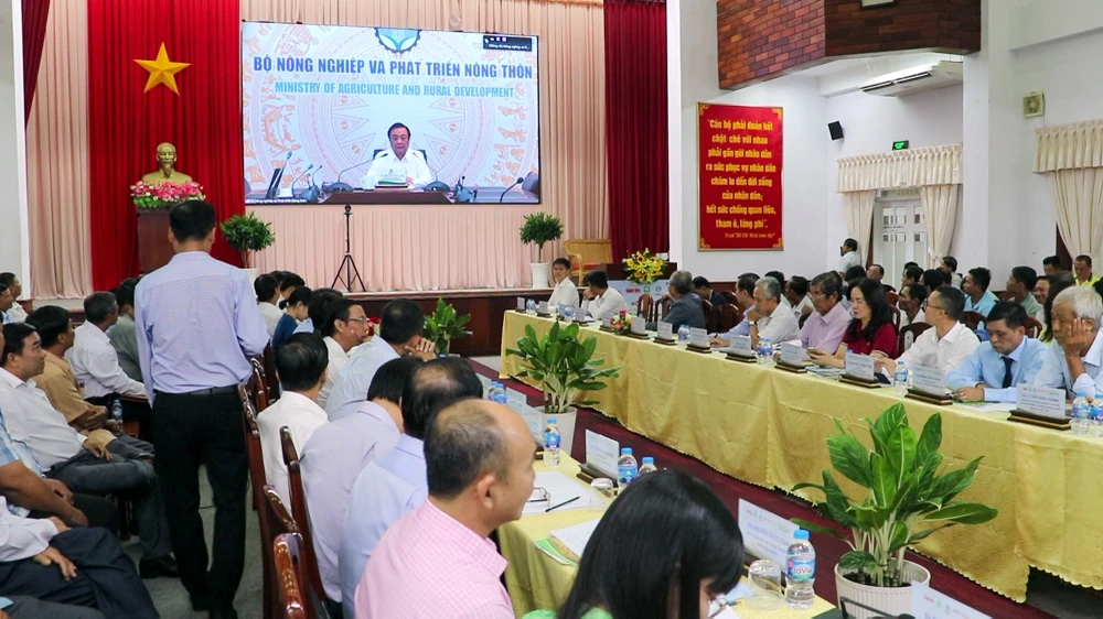 Đại biểu tham dự Hội thảo trực tiếp. Ảnh: CHÂU ANH Bàn giải pháp để nông dân hưởng lợi lâu dài 1.jpg
