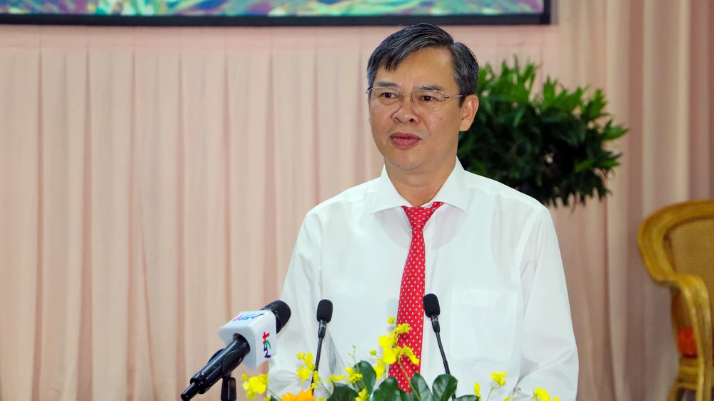 Ông Trương Cảnh Tuyên, Phó Chủ tịch Thường trực UBND tỉnh Hậu Giang phát biểu tại Hội thảo. Ảnh: CHÂU ANH Bàn giải pháp để nông dân hưởng lợi lâu dài 4.jpg