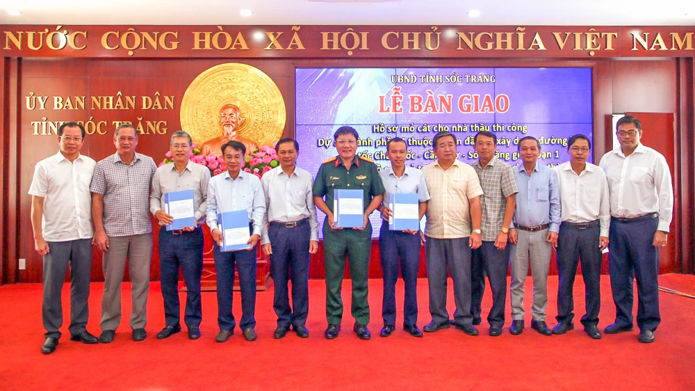 Sóc Trăng bàn giao hồ sơ 5 mỏ cát cho nhà thầu thi công cao tốc