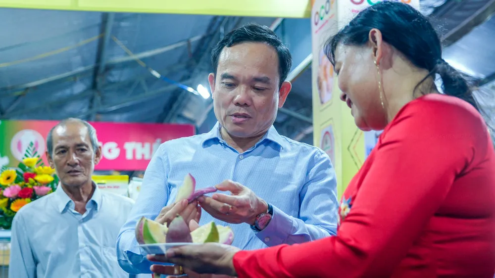 Phó Thủ tướng Trần Lưu Quang tham quan các gian hàng trưng bày các sản phẩm nông nghiệp, sản phẩm OCOP tại Festival quốc tế ngành hàng lúa gạo Việt Nam - Hậu Giang 2023. Ảnh: ET Hậu Giang khai mạc Festival Quốc tế ngành hàng lúa gạo Việt Nam