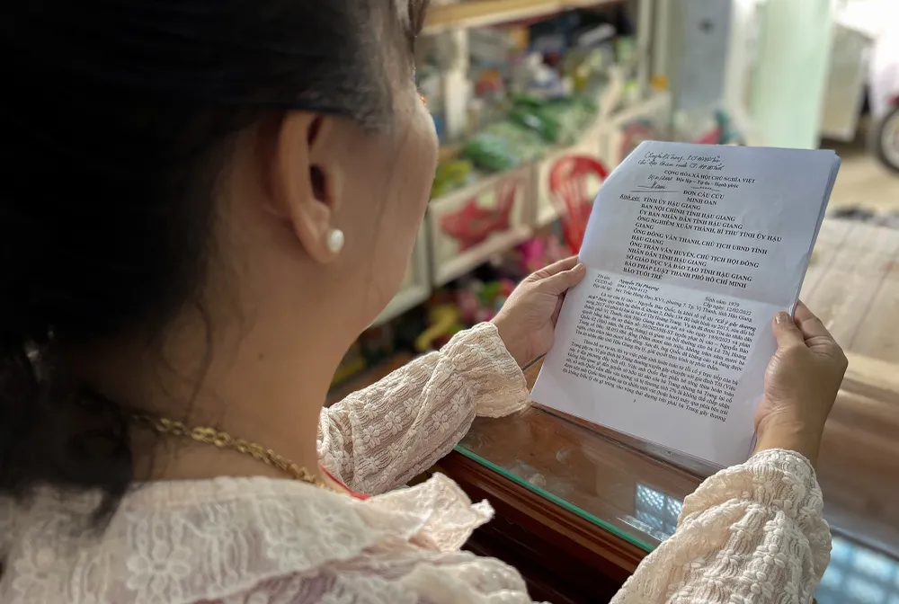 Cho rằng có mâu thuẫn giữa hai bản kết luận giám định pháp y, vợ của bị cáo Nguyễn Bảo Quốc cho rằng cần thiết phải tiến hành giám định lần thứ ba. Ảnh: CHÂU ANH Sắp xử phúc thẩm vụ quơ máy đục bê tông gây thương tích 27%