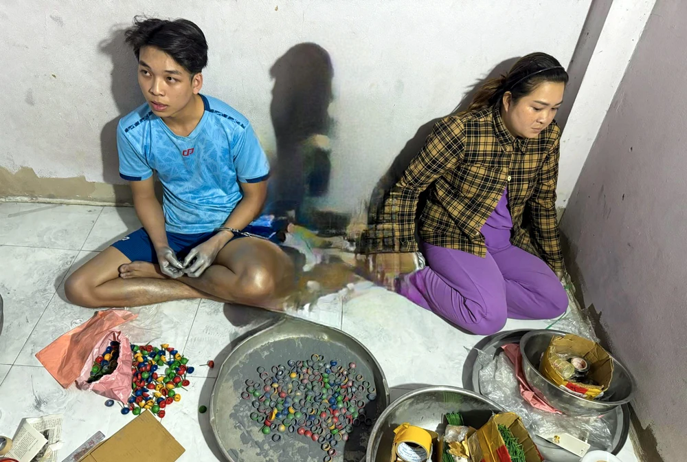 Bắt 2 chị em sản xuất pháo nổ bán online