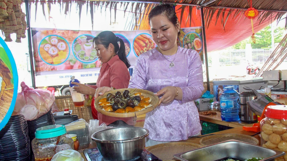 Tuần lễ du lịch với văn hóa, ẩm thực diễn ra từ ngày 29-12 đến hết ngày 2-1-2024, với bảy hoạt động chính, trong đó có một hội thảo chuyên đề. Ảnh: HẰNG NGUYỄN Tuần lễ du lịch với văn hóa, ẩm thực Hậu Giang
