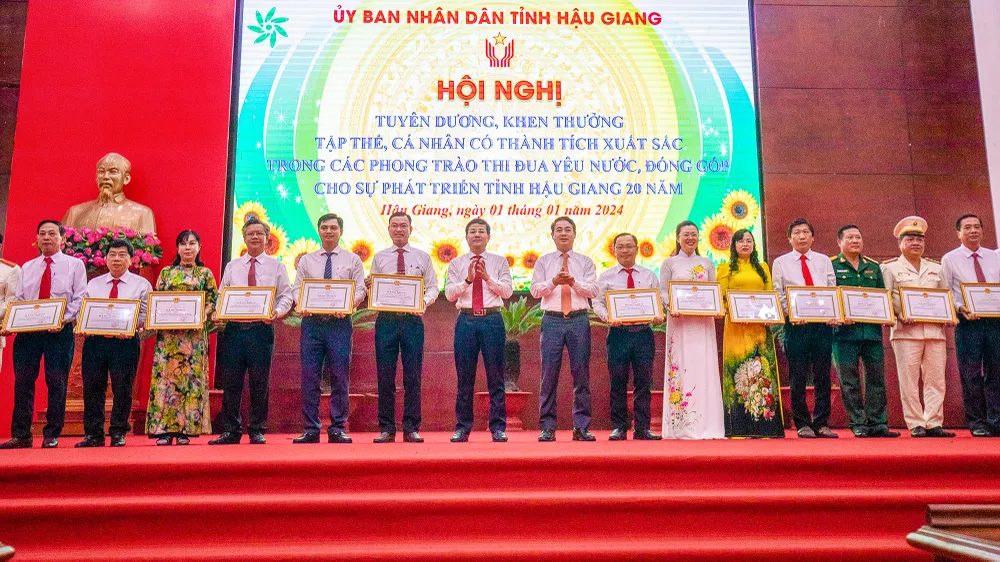 Có 87 tập thể và 300 cá nhân được Chủ tịch UBND tỉnh Hậu Giang tặng Bằng khen đã có thành tích xuất sắc trong phong trào thi đua đặc biệt lập thành tích chào mừng kỷ niệm 20 năm thành lập tỉnh. Ảnh: BT Hậu Giang tôn vinh 387 tập thể, cá nhân dịp 20 năm thành lập tỉnh