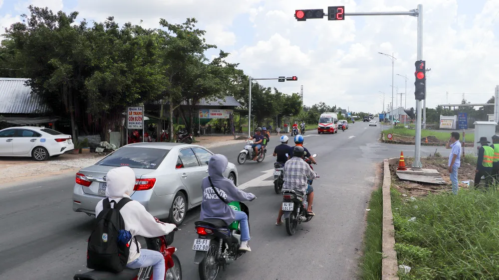 Năm qua, Ban ATGT TP Cần Thơ đã hoàn thành lắp đặt đèn tín hiệu giao thông tại nút giao Quốc lộ 91B với đường tỉnh 922, giải quyết dứt điểm tiềm ẩn tình trạng mất ATGT tại đây. Ảnh: CHÂU ANH nut-giao-922-7-9740-8711.jpg
