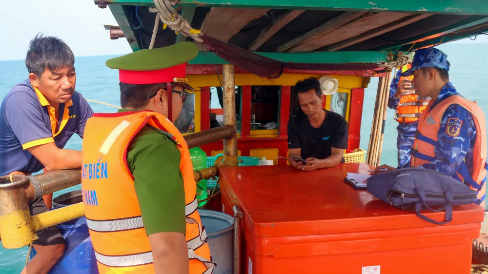 Vùng Cảnh sát biển 4 tuần tra, xử lý các vụ tranh chấp ngư trường