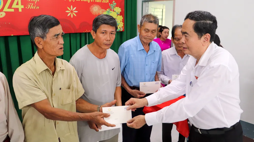 Phó Chủ tịch Thường trực Quốc hội Trần Thanh Mẫn và đoàn công tác đã trao 150 phần quà cho các hộ gia đình chính sách, hộ nghèo, gia đình có hoàn cảnh khó khăn trên địa bàn xã Thạnh Xuân (huyện Châu Thành A, tỉnh Hậu Giang). Ảnh: CHÂU ANH pho-chu-tich-thuong-truc-quoc-hoi-tang-qua-hau-giang-15.jpg