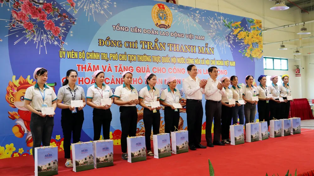 Phó Chủ tịch Thường trực Quốc hội Trần Thanh Mẫn thăm, tặng quà cho 200 công nhân có hoàn cảnh khó khăn tại Công ty Lạc Tỷ 2 (khu công nghiệp Tân Phú Thạnh, huyện Châu Thành A. Ảnh: CHÂU ANH pho-chu-tich-thuong-truc-quoc-hoi-tang-qua-hau-giang-2.jpg