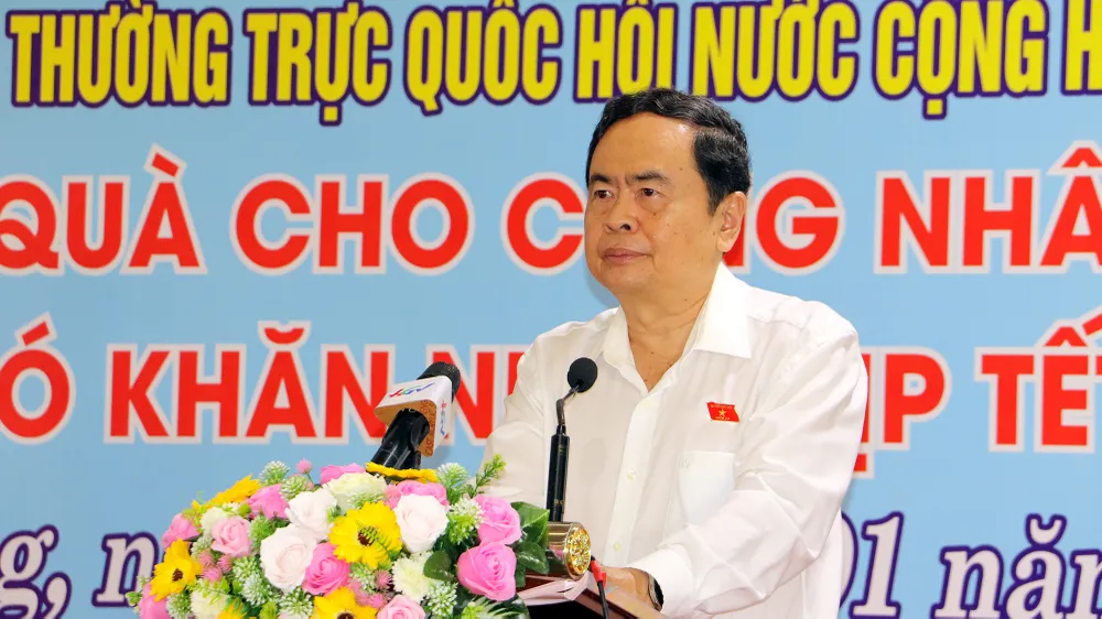 Phó Chủ tịch Thường trực Quốc hội Trần Thanh Mẫn cũng mong muốn các công nhân, người lao động hãy nỗ lực vượt khó, chia sẻ với những khó khăn chung của đất nước, của địa phương và của đơn vị. Ảnh: CHÂU ANH pho-chu-tich-thuong-truc-quoc-hoi-tang-qua-hau-giang-4.jpg