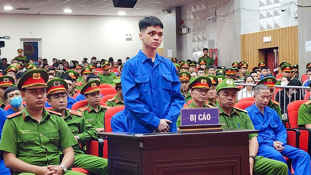 Với hai tội danh giết người và tàng trữ, vận chuyển, sử dụng trái phép vũ khí quân dụng, bị cáo Đoàn Thiên Long bị tuyên mức án chung thân. Ảnh: VĂN VŨ Tuyên án vụ giải quyết mâu thuẫn bằng súng ở Phú Quốc