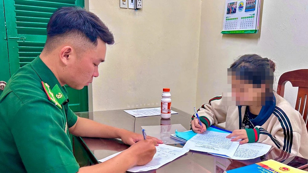Lực lượng phòng, chống ma túy và tội phạm Biên phòng Kiên Giang đã giải cứu thành công bé NDT (15 tuổi) bị bán qua Campuchia làm việc ở sòng bạc. Ảnh: TV Biên phòng Kiên Giang giải cứu thành công bé gái bị bán sang Campuchia