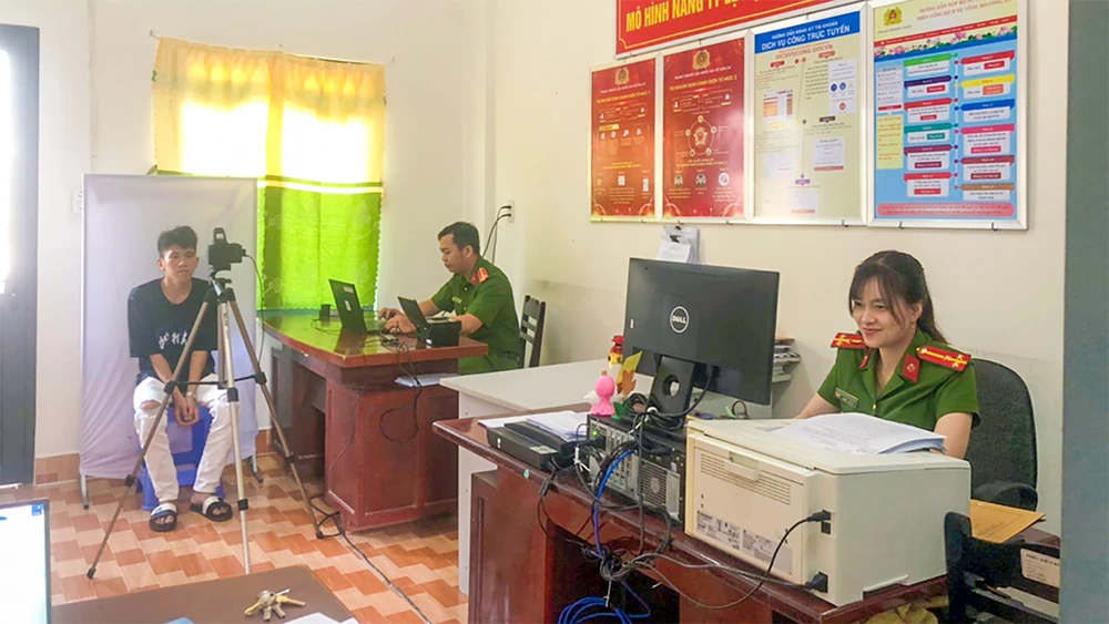 Công an Hậu Giang tổ chức cấp căn cước công dân và tài khoản định danh xuyên Tết Nguyên đán để phục vụ bà con. Ảnh: CAHG Công an Hậu Giang cấp CCCD và tài khoản định danh xuyên Tết Nguyên đán