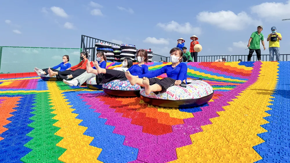 cầu trượt phao trên cạn đầu tiên ở ĐBSCL