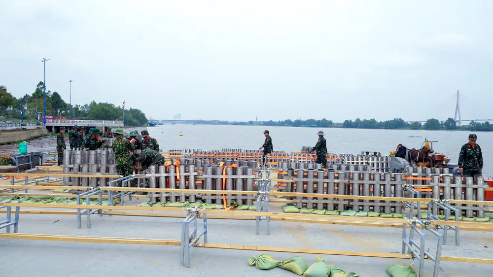 Cần Thơ: 'Trận địa' pháo hoa tầm cao trên sà lan ‘khủng’