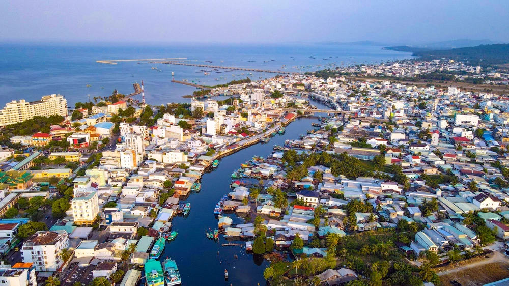 Quy tắc ứng xử văn minh du lịch trên địa bàn TP Phú Quốc là những quy định nhằm định hướng hành vi, thái độ, thói quen, cách thức ứng xử văn minh của tổ chức và cá nhân khi tham gia các hoạt động du lịch tại Phú Quốc. Ảnh: HOÀNG HỮU tuan-phu-quoc-2.jpg