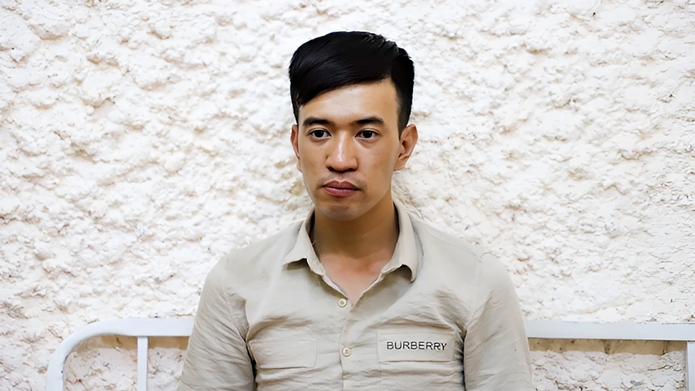 Đối tượng Trần Xuân Đạt tại cơ quan Công an. Ảnh: CAST cong-an-soc-trang-cuop-tai-san-2.jpg