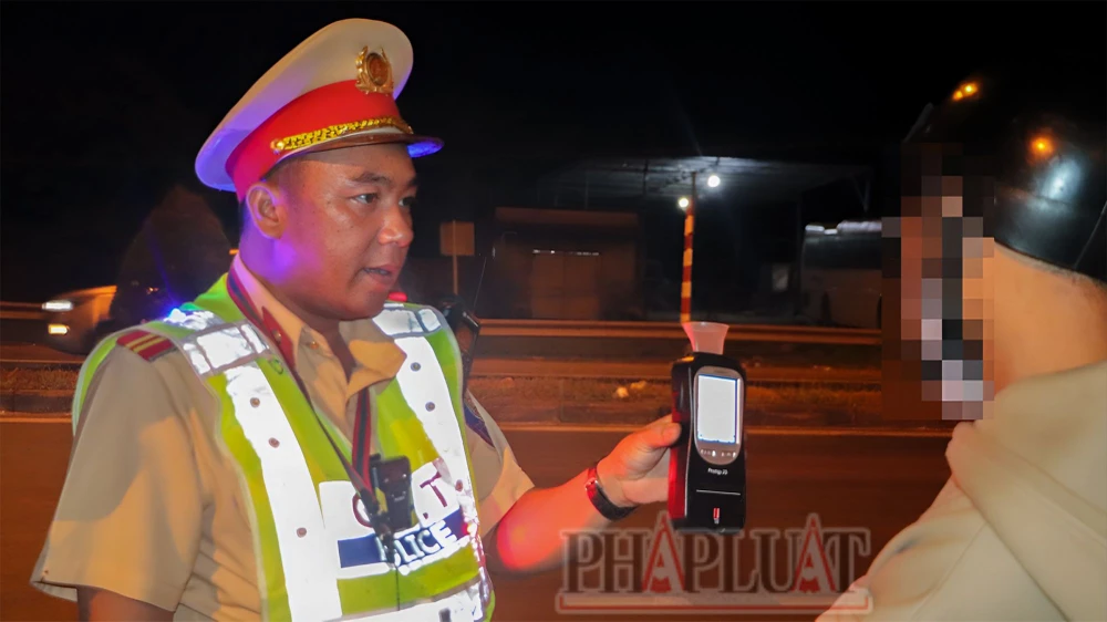 Sau khi nghe thông báo lỗi vi phạm mức nồng độ cồn đo được là 0,667 mg/lít khí thở, anh M đề nghị được gọi điện thoại cho ai đó, sau đó được Tổ công tác giải thích, vận động, anh này đã ký tên vào biên bản vi phạm. Ảnh: CHÂU ANH csgt-cong-an-tp-can-tho-tram-ba-lang-15.jpg