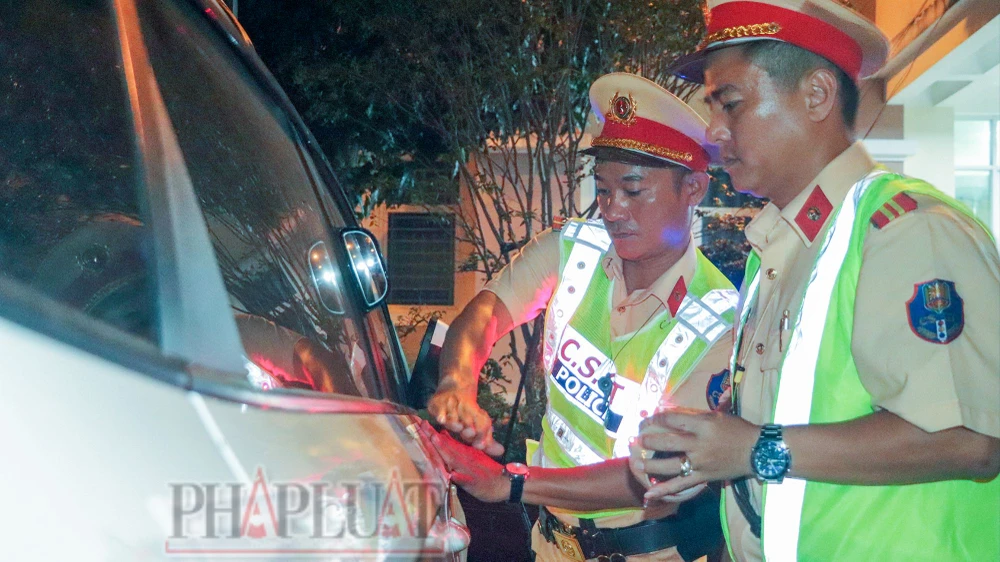 Lực lượng CSGT niêm phong phương tiện vi phạm để tạm giữ. Ảnh: CHÂU ANH csgt-cong-an-tp-can-tho-tram-ba-lang-2.jpg