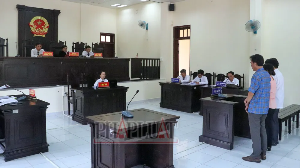 Cáo trạng quy kết các bị cáo đã thông đồng, cấu kết với Công ty Việt Á hợp thức hồ sơ các gói thầu; gian lận, không đảm bảo nguyên tắc công khai, minh bạch trong đấu thầu. Ảnh: CHÂU ANH Cựu giám đốc CDC Hậu Giang nói về 2 lần nhận tiền của công ty Việt Á
