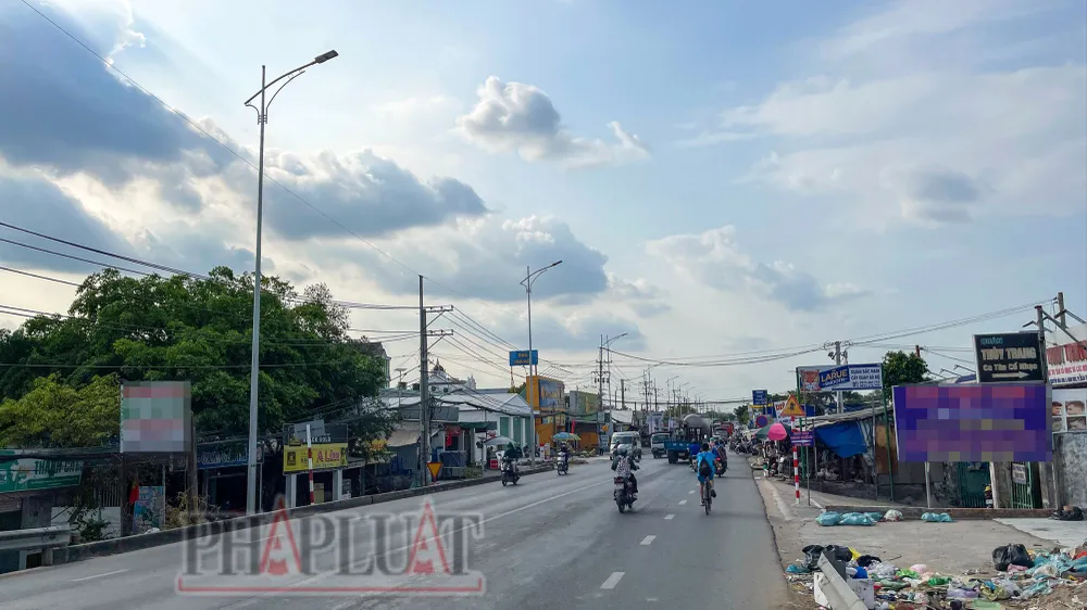 Đơn vị thi công công trình lắp đặt hệ thống chiếu sáng trên tuyến Quốc lộ 91B (đoạn từ cầu Bà Bộ đến giao Quốc lộ 91) thực hiện chưa đúng với hồ sơ thiết kế được duyệt gần 137 triệu đồng. Ảnh: CHÂU ANH quoc-lo-91b-1.jpg