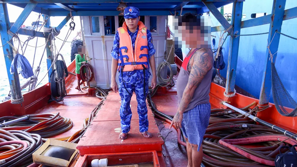 Vùng Cảnh sát biển 4 bắt dầu lậu