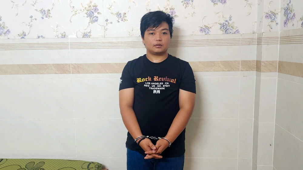 Đối tượng Phạm Thế Quang bị Công an huyện Tân Hiệp bắt giữ khi đang tìm đường lẩn trốn. Ảnh: VĂN VŨ Kiên Giang: Cướp tài sản còn bắt bị hại chở đi bán
