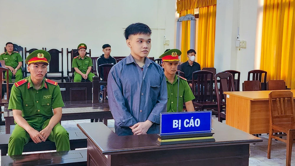 TAND tỉnh Kiên Giang tuyên phạt bị cáo Lưu Văn Tỷ 12 tháng tù về tội tàng trữ trái phép vũ khí quân dụng. Ảnh: VĂN VŨ TAND tỉnh Kiên Giang