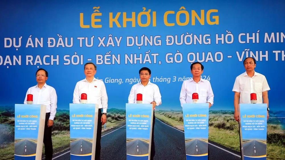 Dự án đường Hồ Chí Minh đoạn Rạch Sỏi - Bến Nhất, Gò Quao - Vĩnh Thuận được khởi công ngày 6-3, dự kiến cơ bản hoàn thành vào cuối năm 2025. Ảnh: HOÀNG HỮU Kiên Giang chậm bàn giao mặt bằng thi công đường Hồ Chí Minh