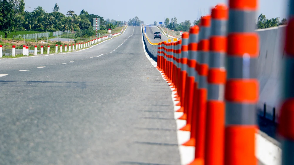 Tuyến Lộ Tẻ - Rạch Sỏi giai đoạn 1 có tổng chiều dài 51km, khởi công giữa tháng 1-2016, khánh thành đưa vào sử dụng hồi giữa tháng 1-2021. Ảnh: CHÂU ANH Dự án nâng cấp mặt đường tuyến Lộ Tẻ - Rạch Sỏi triển khai rất chậm