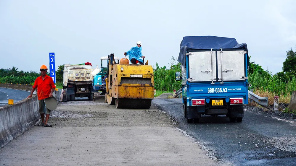 Sau khoảng 3 năm đưa vào khai thác, tuyến Lộ Tẻ - Rạch Sỏi xuất hiện nhiều đoạn đã hư hỏng cần được nâng cấp. Ảnh: PHƯƠNG QUANG lo-te-rach-soi-kien-giang-can-tho-2.jpg