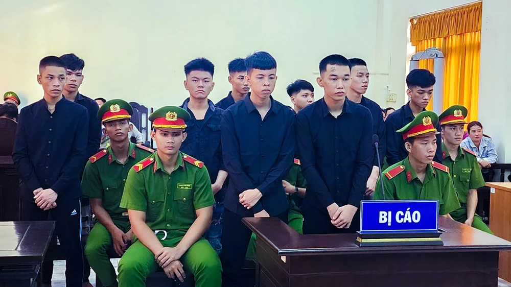 Nhóm chín bị cáo dùng hung khí chém nhầm khiến hai người suýt mất mạng. Ảnh: VĂN VŨ cong-an-kien-giang-giet-nguoi-2.jpg
