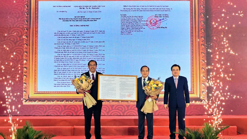 Ông Nguyễn Thanh Nghị, Bộ trưởng Bộ Xây dựng trao Quyết định của thủ tướng Chính phủ phê duyệt đồ án Quy hoạch chung TP và Khu kinh tế cửa khẩu Hà Tiên, tỉnh Kiên Giang đến năm 2040. Ảnh: HOÀNG HỮU Kiên Giang