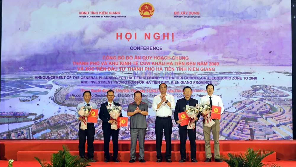 Tại Hội nghị công bố Quy hoạch, UBND tỉnh Kiên Giang và UBND TP Hà Tiên đã trao Quyết định chủ trương đầu tư cho bốn doanh nghiệp, với tổng số vốn đầu tư hơn 2.460 tỉ đồng. Ảnh: HOÀNG HỮU quy-hoach-ha-tien-kien-giang-2.jpg