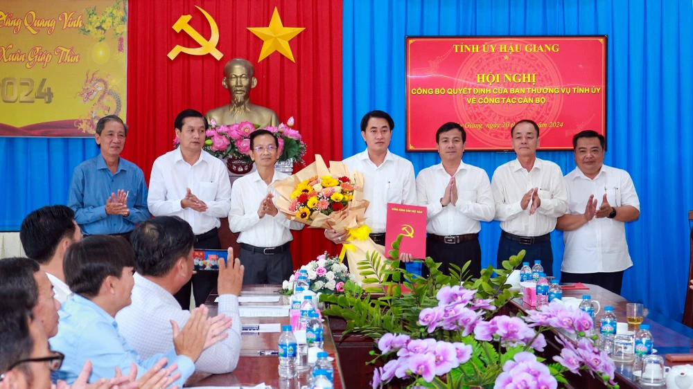 Ông Huỳnh Thanh Phong (đứng giữa), Chủ tịch UBND TP Vị Thanh, tỉnh Hậu Giang được Ban Thường vụ Tỉnh ủy điều động, chỉ định giữ chức phó Bí thư Đảng ủy Khối các cơ quan và doanh nghiệp tỉnh. Ảnh: TS Đảng ủy Khối các cơ quan và doanh nghiệp tỉnh Hậu Giang có tân Phó Bí thư