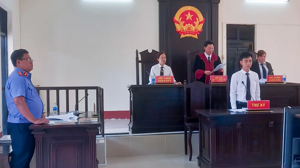 Điểm cầu tại TAND huyện Vị Thủy có sự tham gia của những người tiến hành tố tụng theo quy định của pháp luật. Ảnh: HÒA LẠC Hậu Giang: 3 bị cáo trốn khỏi Nhà tạm giữ qua lam thông gió