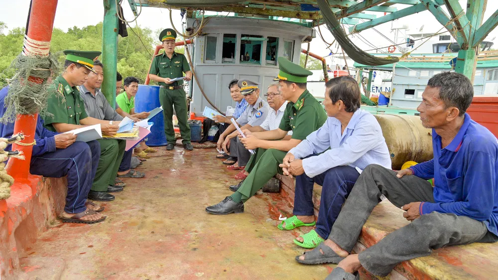 Ban chỉ huy đồn Biên phòng Lình Huỳnh (huyện Hòn Đất, tỉnh Kiên Giang) phối hợp cùng với lực lượng Kiểm ngư và chính quyền địa phương tổ chức tuyên truyền cho người dân về chống khai thác IUU. Ảnh: TIẾN VINH Bộ đội Biên phòng tỉnh Kiên Giang phối hợp bảo vệ chủ quyền biên giới, biển đảo