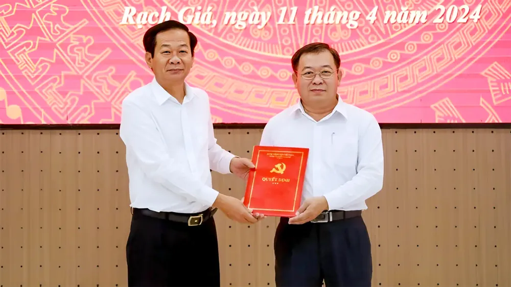 Ông Đỗ Thanh Bình (bìa trái), Bí thư Tỉnh ủy Kiên Giang trao quyết định cho ông Lê Thanh Việt. Ảnh: BÁCH HỶ Tỉnh ủy Kiên Giang điều động cán bộ