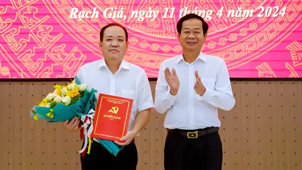 Ông Đỗ Thanh Bình (bìa phải), Bí thư Tỉnh ủy Kiên Giang trao quyết định điều động, chỉ định ông Nguyễn Thanh Phong giữ chức Bí thư Thành ủy TP Rạch Giá Ảnh: BÁCH HỶ Tỉnh ủy Kiên Giang điều động cán bộ