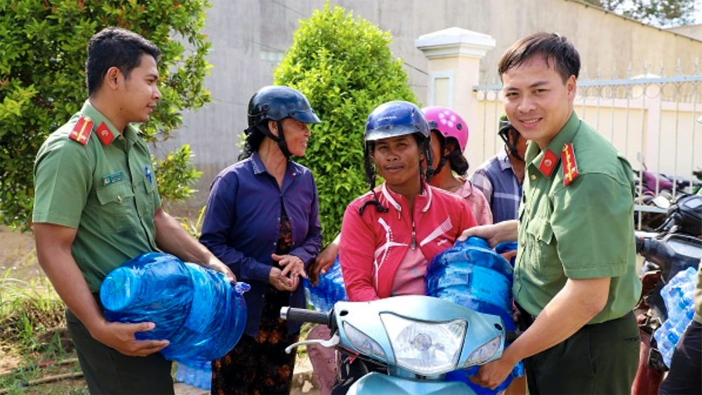 Công an Sóc Trăng hỗ trợ nước sinh hoạt cho bà con vùng hạn mặn