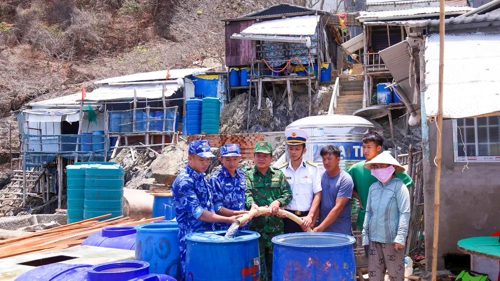Để giúp đỡ người dân vượt qua khó khăn mùa “hạn hán”, Bộ Tư lệnh Vùng Cảnh sát biển 4 đã điều động tàu vận chuyển hơn 350.000 lít nước hỗ trợ bà con đảo Hòn Chuối ở Cà Mau. Ảnh: CSB4 Bộ Tư lệnh Vùng Cảnh sát biển 4