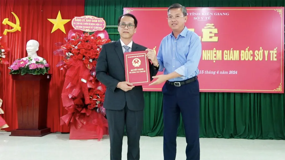 Ông Nguyễn Lưu Trung (bìa phải), Phó Chủ tịch UBND tỉnh Kiên Giang trao Quyết định cho Đại tá, bác sĩ CKII Hồ Văn Dũng. Ảnh: SYT Phó Giám đốc bệnh viện 30-4 Bộ Công an giữ chức Giám đốc Sở Y tế Kiên Giang