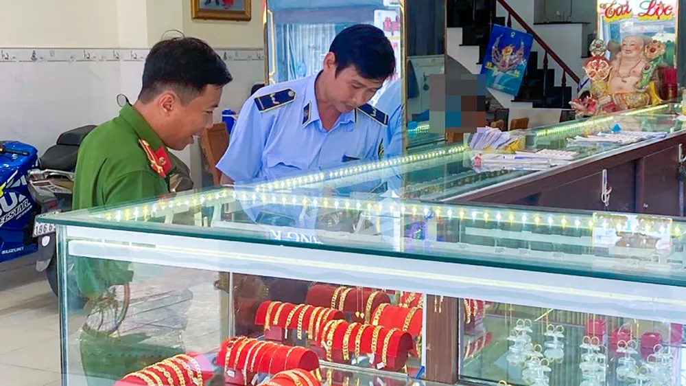 Quản lý thị trường Hậu Giang