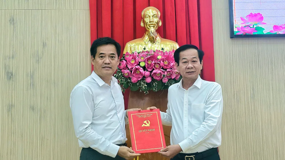Ông Đỗ Thanh Bình (bìa phải), Bí thư Tỉnh ủy Kiên Giang trao quyết định cho tân Bí thư TP Phú Quốc Lê Quốc Anh. Ảnh: HOÀNG HỮU TP Phú Quốc có tân Bí thư