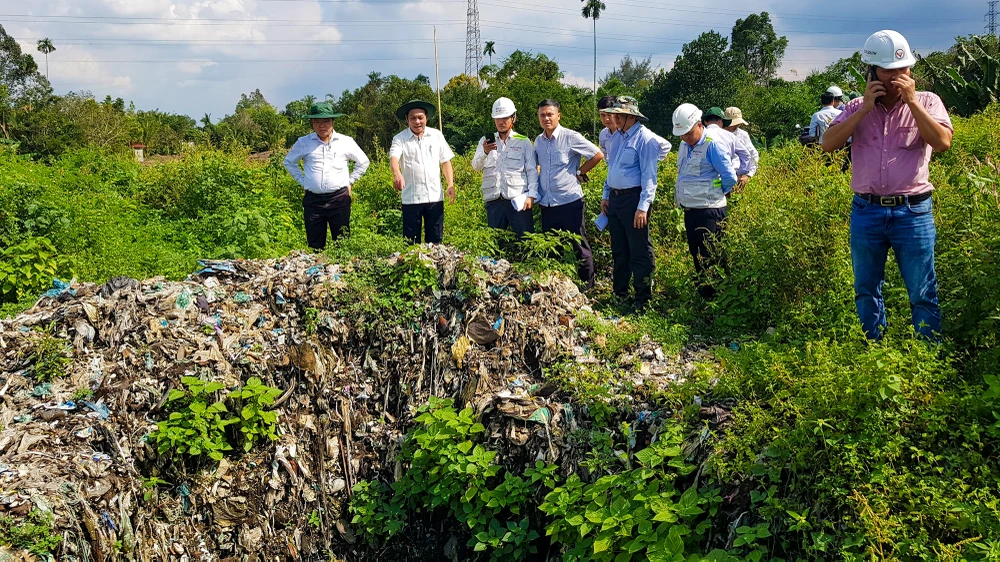 Lãnh đạo TP Cần Thơ và các Sở ngành liên quan kiểm tra thực tế bãi rác nằm chồng lấn cao tốc Cần Thơ - Cà Mau hồi tháng 10-2023. Ảnh: NH Cao tốc Cần Thơ - Cà Mau
