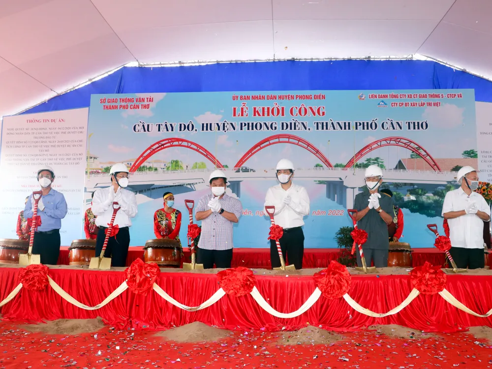 Cầu Tây Đô có tổng chiều dài tuyến hơn 700m, tổng mức đầu tư hơn 208 tỉ đồng, khởi công hồi tháng 1-2022. Ảnh: CHÂU ANH Cầu Tây Đô Cần Thơ